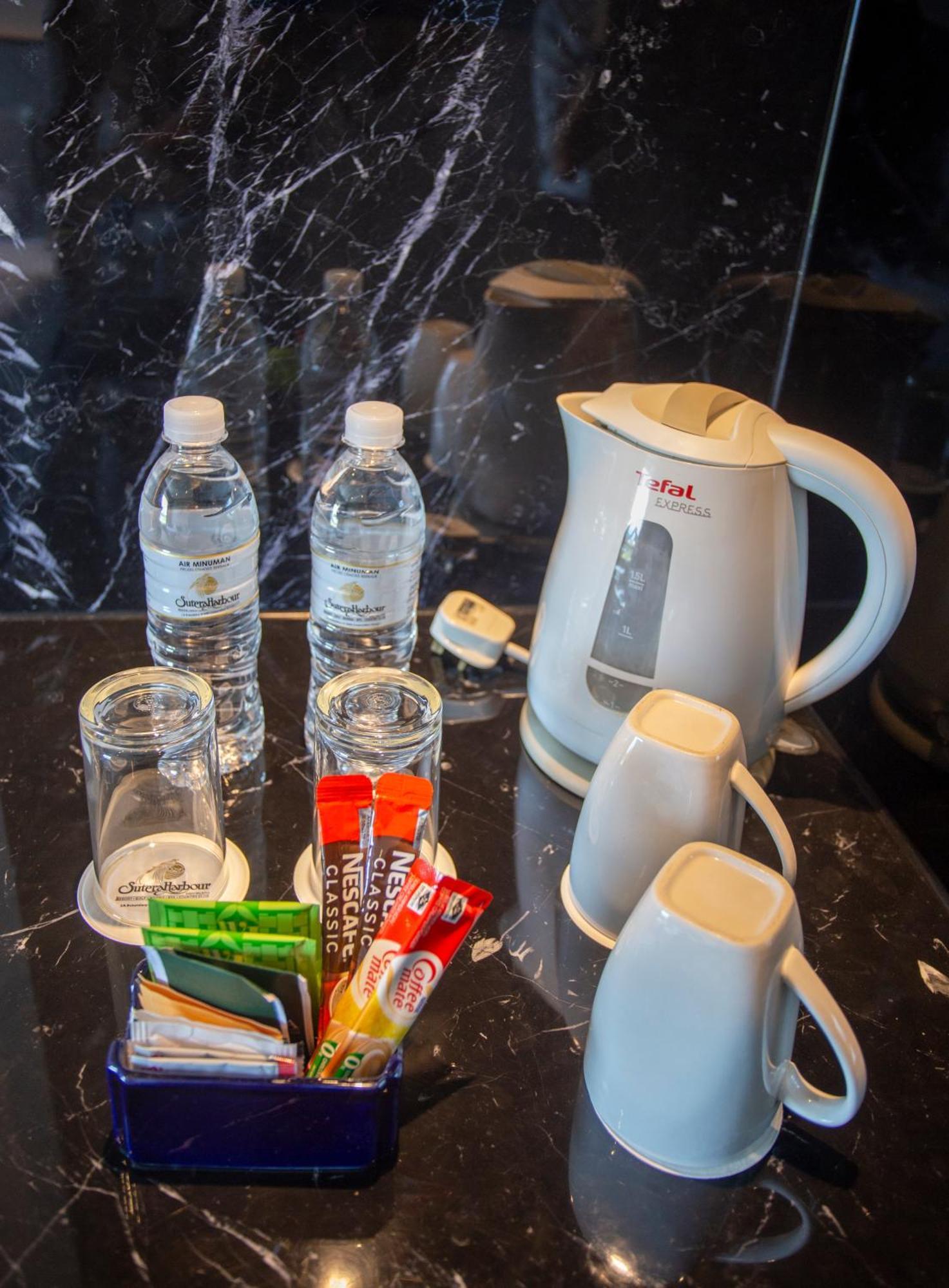 The Pacific Sutera Hotel Kota Kinabalu Eksteriør billede A kettle with bottled water and coffee